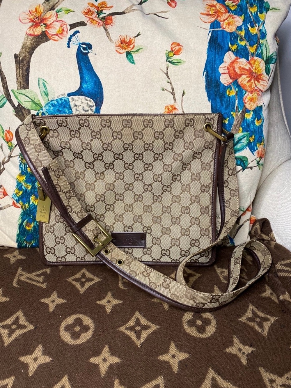 Gucci Plate Charm Beige Brown GG
Canvas Shoulder Bag Pouch